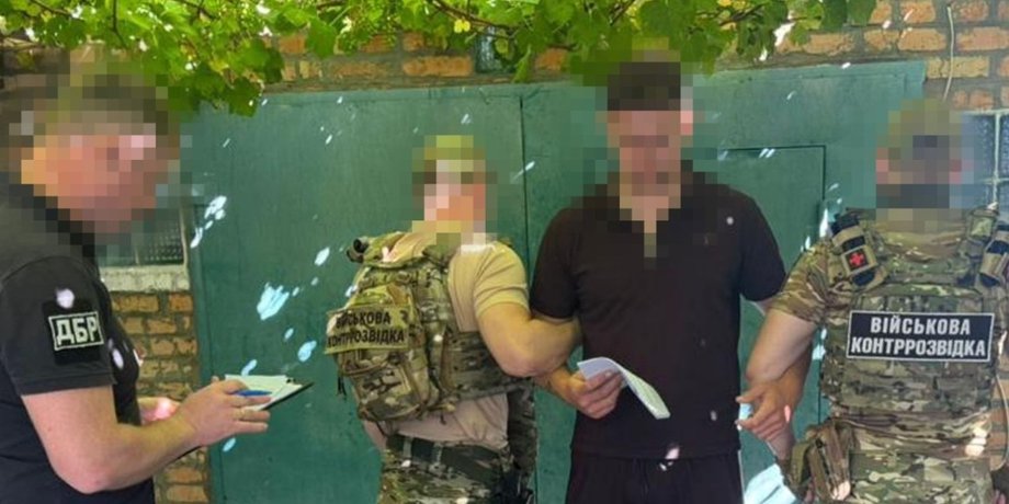 фото момента предъявления подозрения СБУ бывшему военнопленному