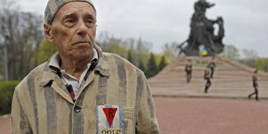 Узник немецких концлагерей Александр Бычок во время возложения цветов к Мемориалу памяти погибших в Бабьем Яру / Фото: УНИАН