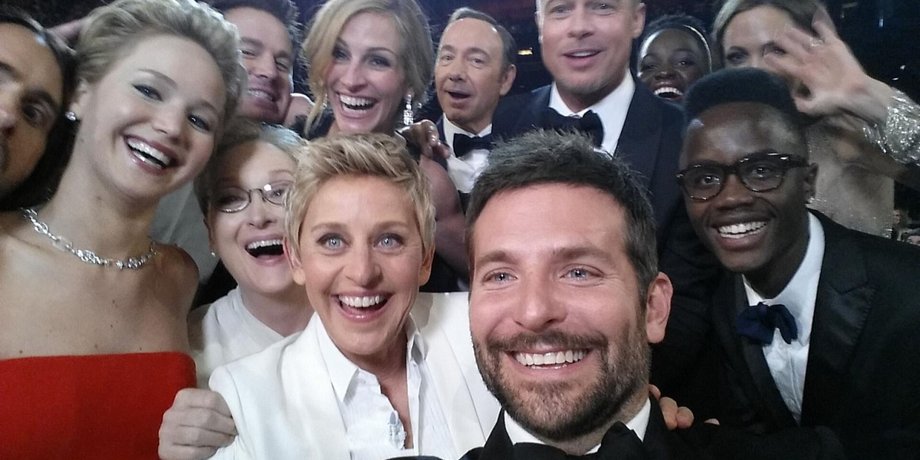 Знаменитое селфи знаменитостей на церемонии "Оскар" в 2014 году/Фото: Twitter Ellen DeGeneres