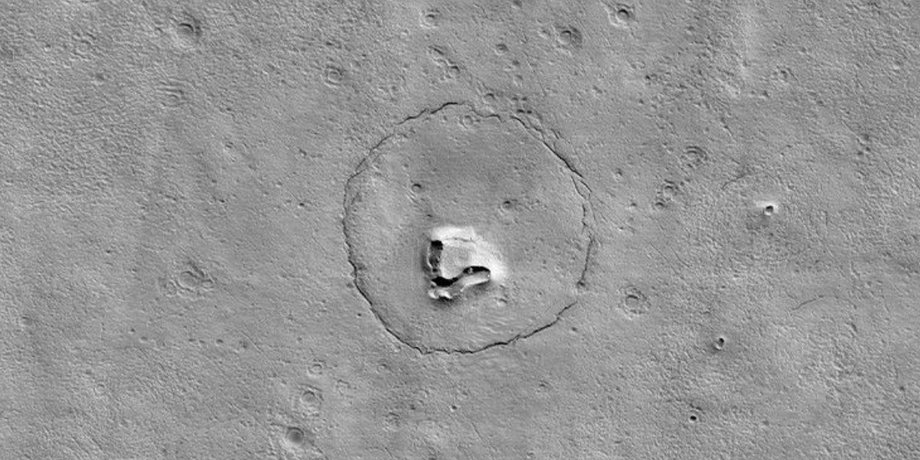 Космічний апарат NASA виявив величезного "ведмедя" на Марсі