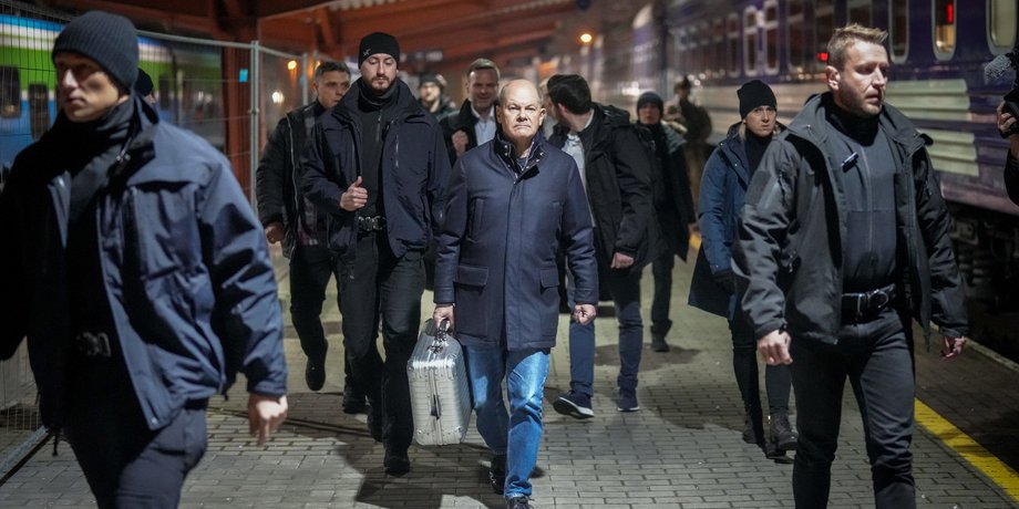 Олаф Шольц, Олаф Шольц в Україні, Олаф Шольц в Києві, Олаф Шольц валіза з якою він прибув в Київ