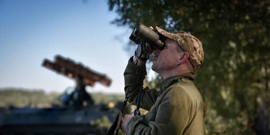 Военнослужащий ВСУ Военнослужащий ВСУ с биноклем
