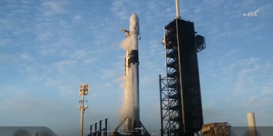 В городе Флорида (США) из Космического центра Кеннеди стартовала ракета Falcon 9