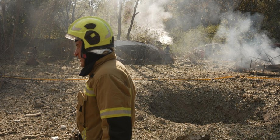 Вирва після удару РФ по Облолонській набережній в Києві 10 жовтня фото вирви після удару РФ по Облолонській набережній в Києві 10 жовтня