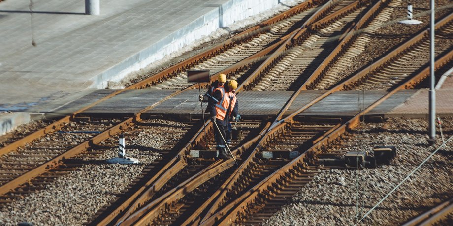 железнодорожчики, сотрудники железной дороги, персонал, вокзал, железнодорожные пути