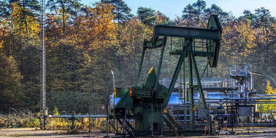 нафта, масляний насос