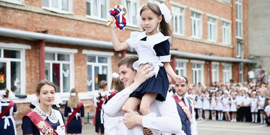Випускний, школа випуск, останній дзвінок, школа лінійка, випуск зі школи, випусники, випускниці