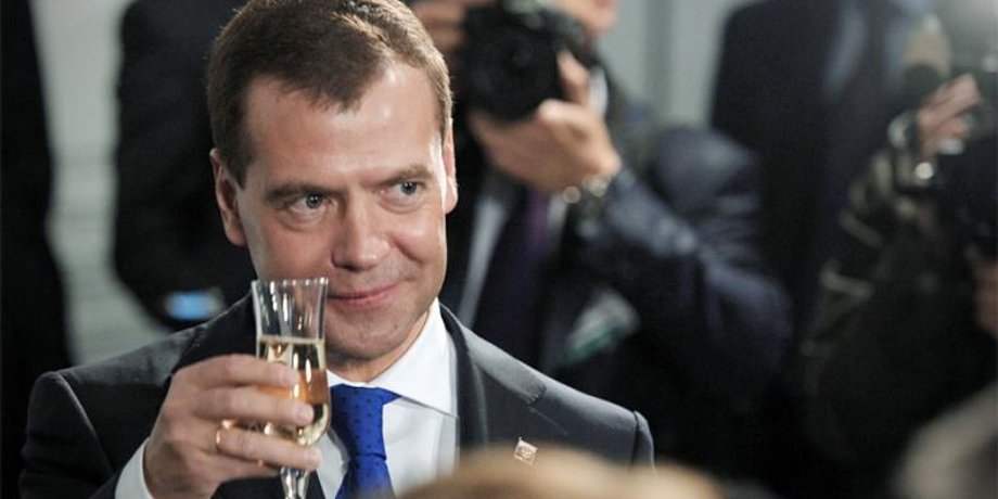 експрезидент Дмитро Медведєв, Медведєв удари по спиртзаводах, Медведєв удари по РФ, Медведєв п'янство, Медведєв меми, Медведєв погрози