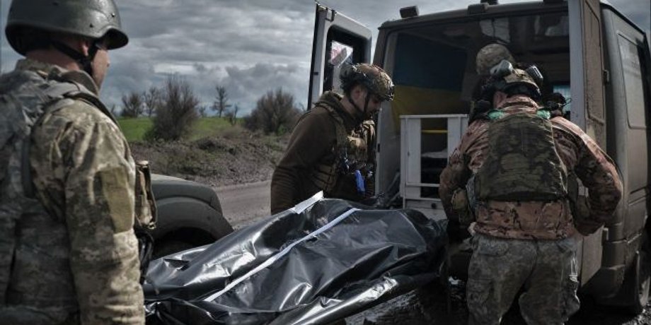 Військові несуть тіло загиблого