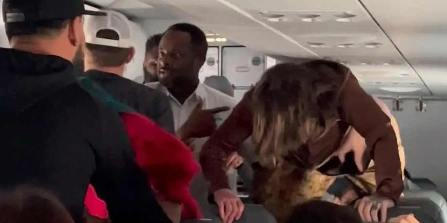 Одержимость дьяволом, видео, скандал на борту Frontier Airlines, дебош пассажирки, конфликт в самолете, курьезы