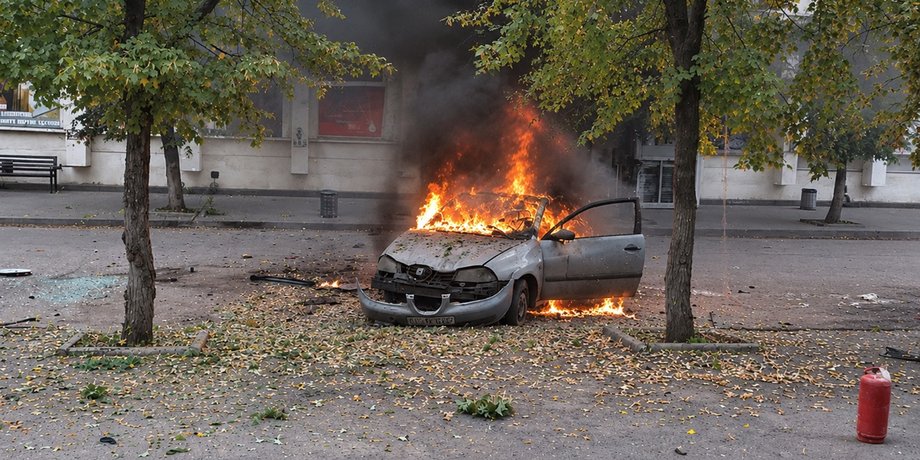 Горящий автомобиль иностранных журналистов после удара российского беспилотника в Славянске 24 сентября