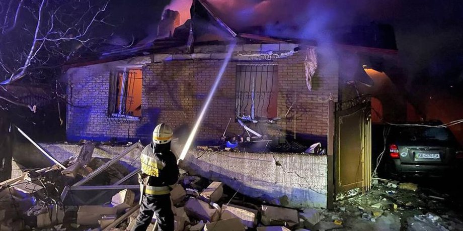 Пожар в Днепре ГСЧС тушат огонь пламя горит дом пылает