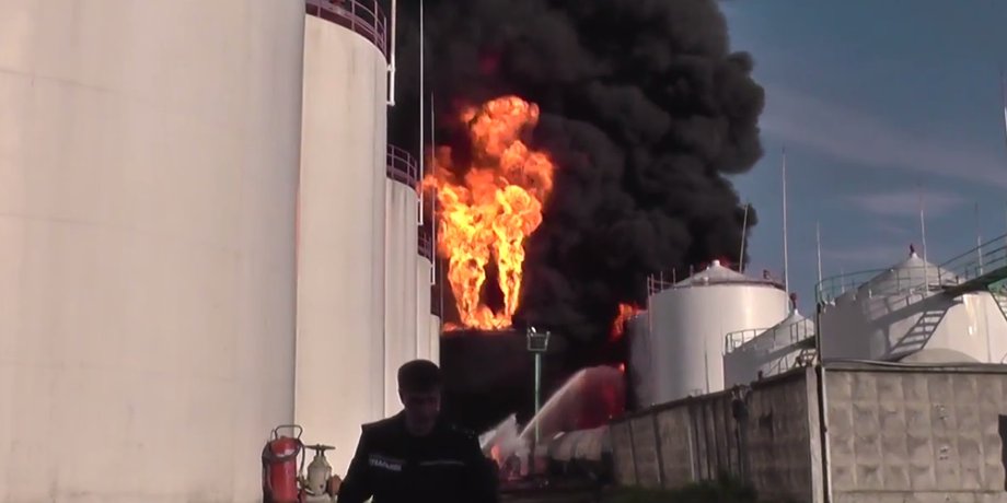 Пожар на нефтебазе / Фото: кадр из видео Youtube