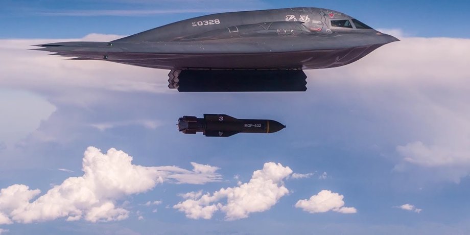 Літак B-2 Spirit перебуває у польоті та випустив ракету
