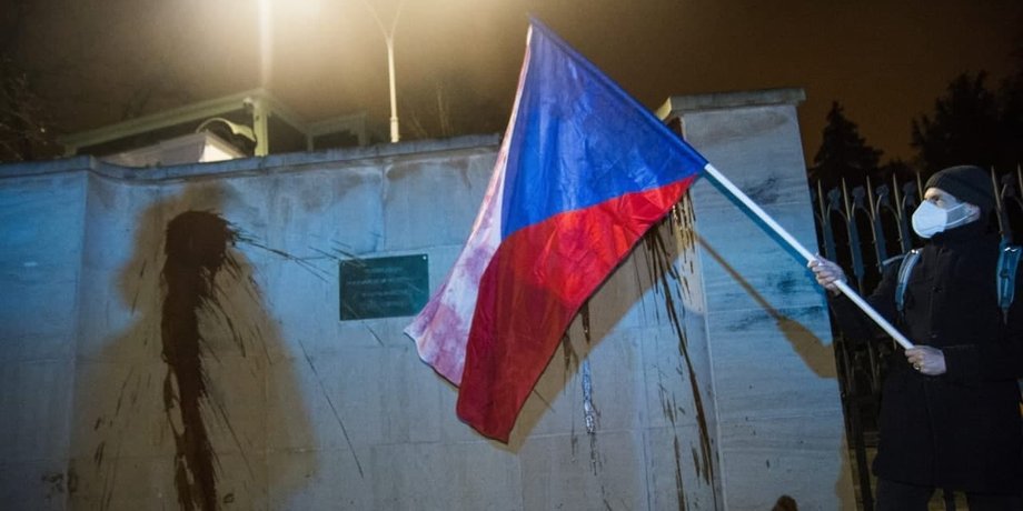 кровь, путин, посольство рф в праге, облили кровью, облили кетчупом, кровь на руках путинского режима, россия, прага