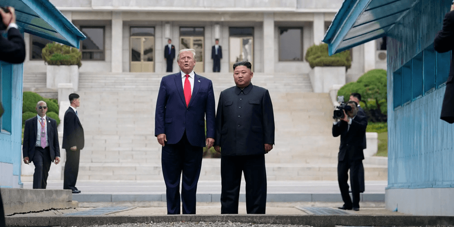 Трамп и Ким Чен Ин Трамп сократил военные учения с Южной Кореей, объяснив это "дружбой" с КНДР