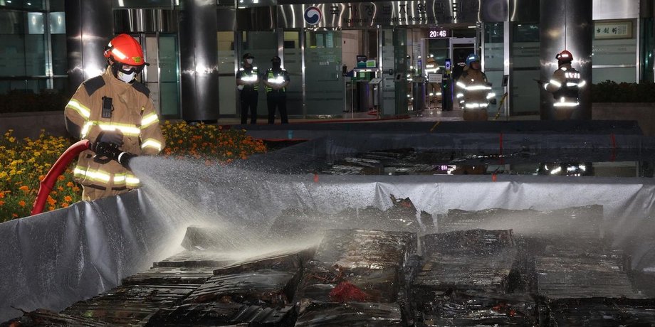 Пожарный тушит оборудование во время пожара в Тэджоне