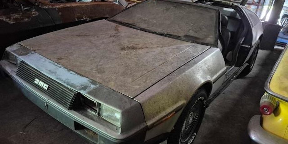 DeLorean DMC-12