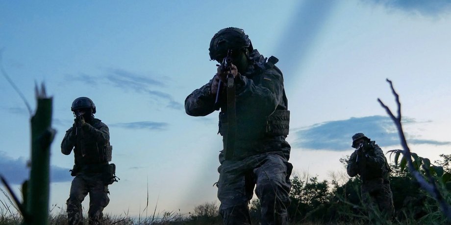 Українські військові зі зброєю на позиціях