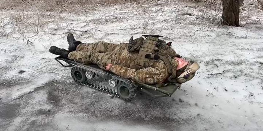 беспилотник, дрон, эвакуатор. военный