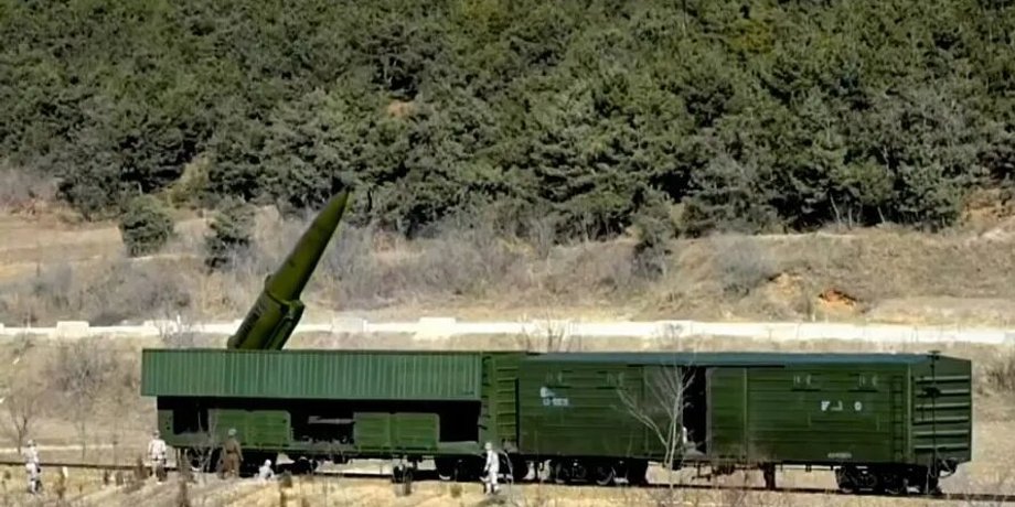 Північнокорейський аналог "Іскандер" на поїзді