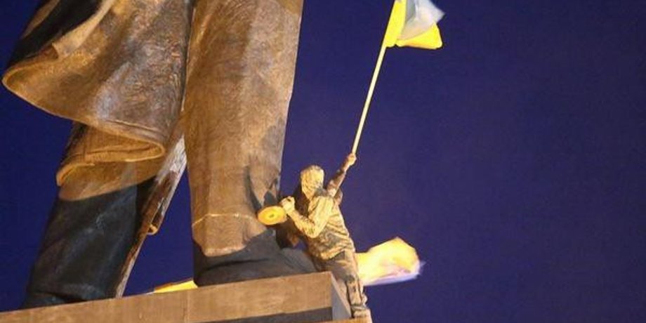 Снос памятника Ленину в Харькове / Фото: twitter.com/euromaidan
