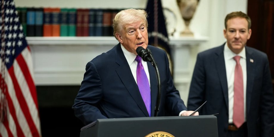Трамп відповів на прохання Зеленського щодо ракет для України президент США Дональд Трамп у Білому домі