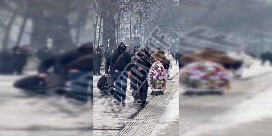 невідомі несуть вінок