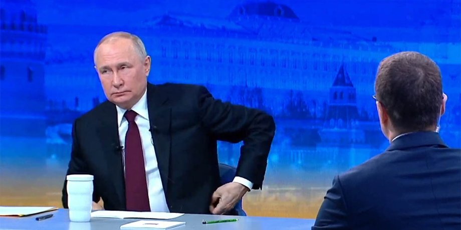 Владимир Путин во время "Прямой линии"