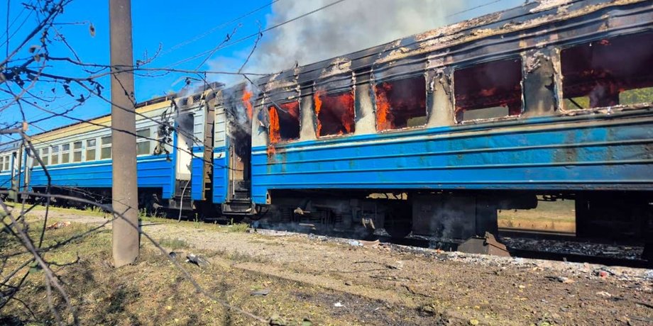 Удари по "Укрзалізниці" — під Харковом атаковано електропоїзд — є загиблий