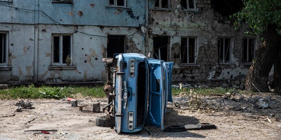 Автомобиль на фоне разрушенного здания в Лисичанске.