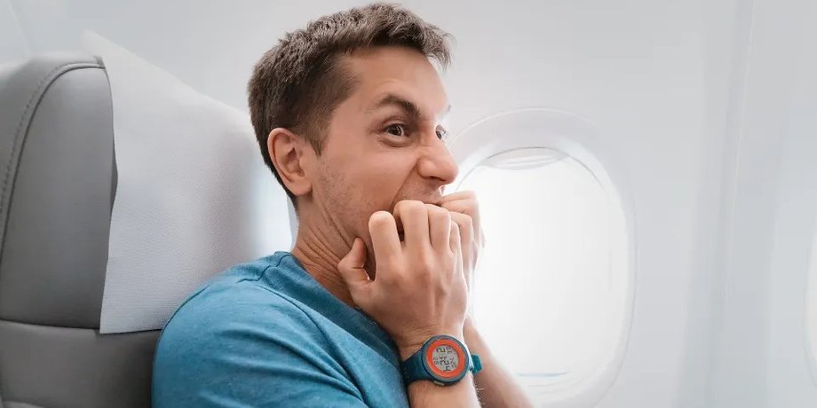 Пасажир у літаку почув, як дитина кричить: його коротка фраза викликала оплески в інтернеті
