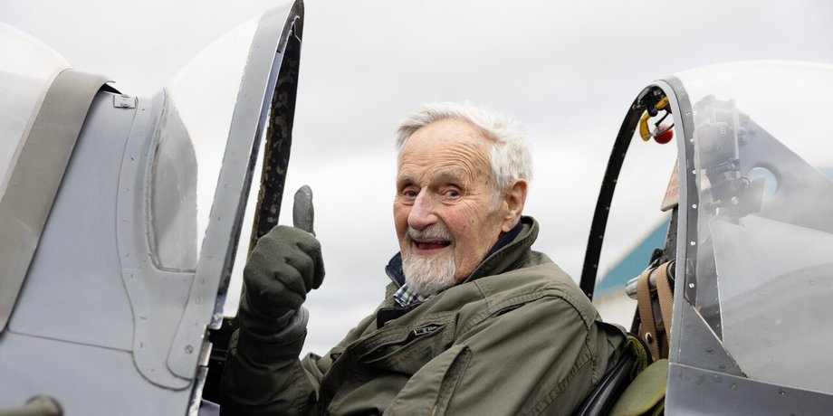102-летний бывший пилот ВВС Великобритании, пилот, ветеран, бывший командир, эскадрилья, военный самолет, Spitfire, совершил полет