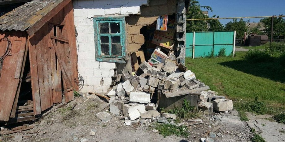 Последствия обстрела боевиками мирной Николаевки / Фото: facebook.com/ato.news