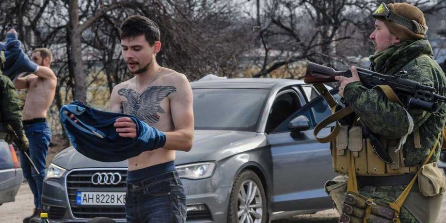 Огляд громадян України російськими вояками.