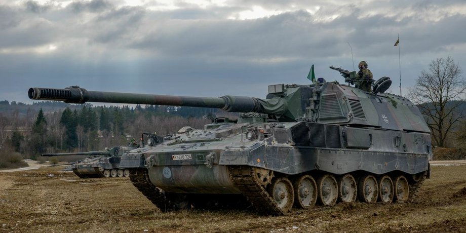 Бена Уоллеса, поставки оружия, вооружений
