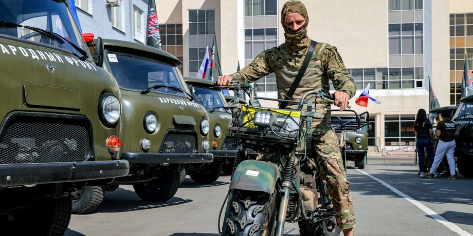 российский солдат на мотоцикле