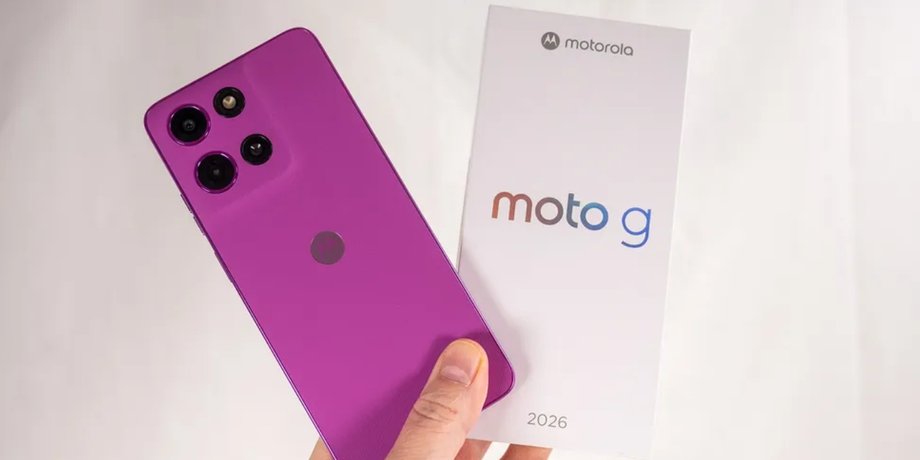 Смартфон Moto G 2026 у руках із коробкою