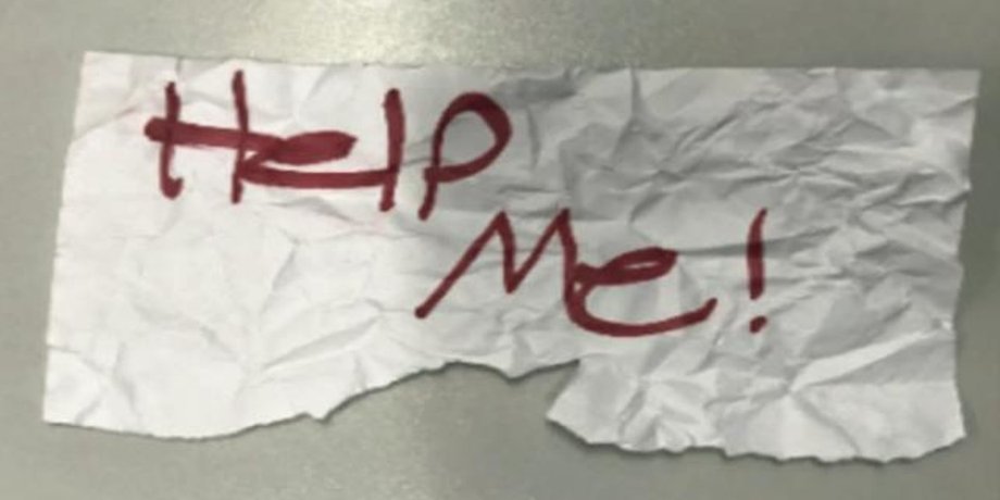Записка с просьбой о помощи, полиция, похищение, похищенная девочка, написала записку, прохожие заметили записку, парковка