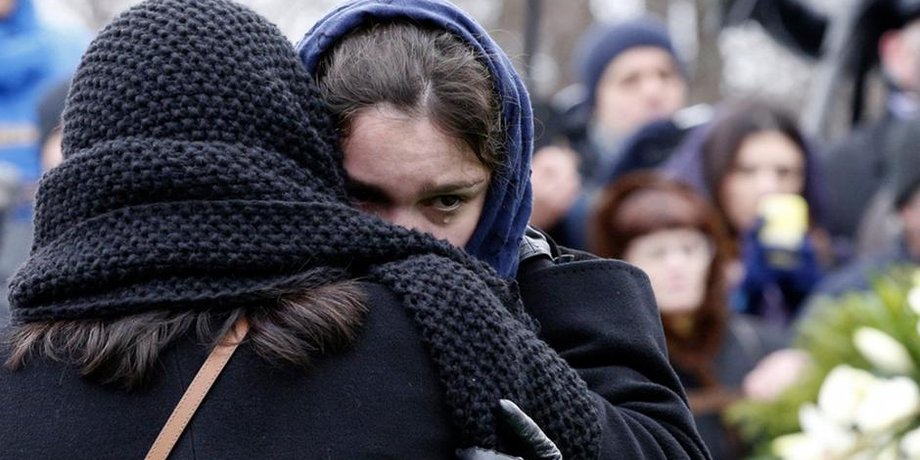 Жанна Немцова во время похорон отца / Фото: Reuters