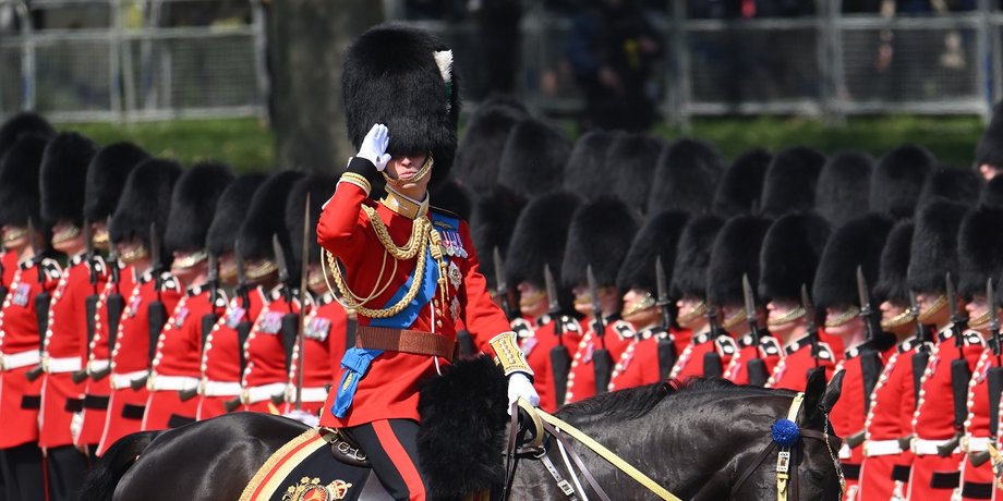 Trooping the Colour, принц уильям, солдат в обмороке, парад, день рождения короля чарльза