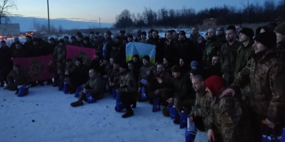 бойцы всу вернулись из плена, освобождение военнопленных всу