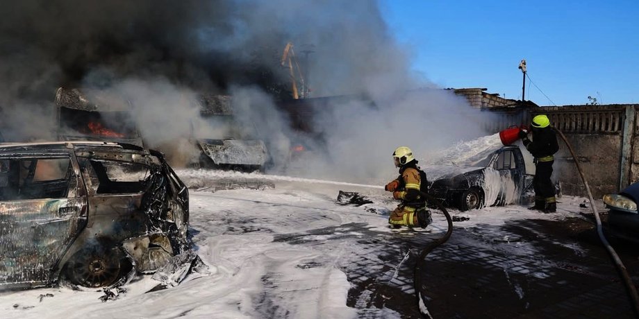 В ДСНС показали процес ліквідації наслідків атаки в Дніпрі
