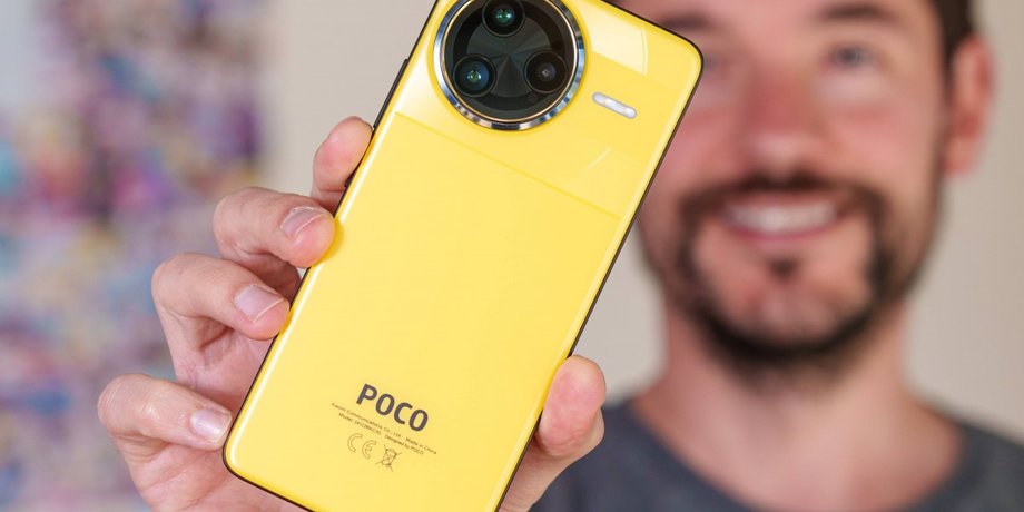 Смартфон poco f7 ultra в руках