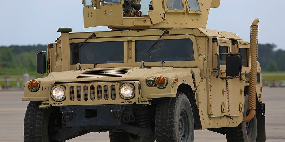 Автомобиль Humvee , фото