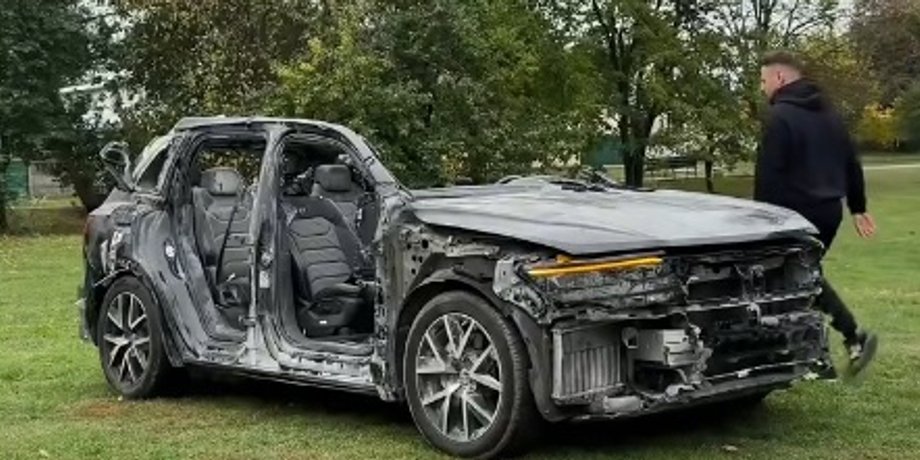 Volkswagen Touareg выжил после повреждений от российской баллистики