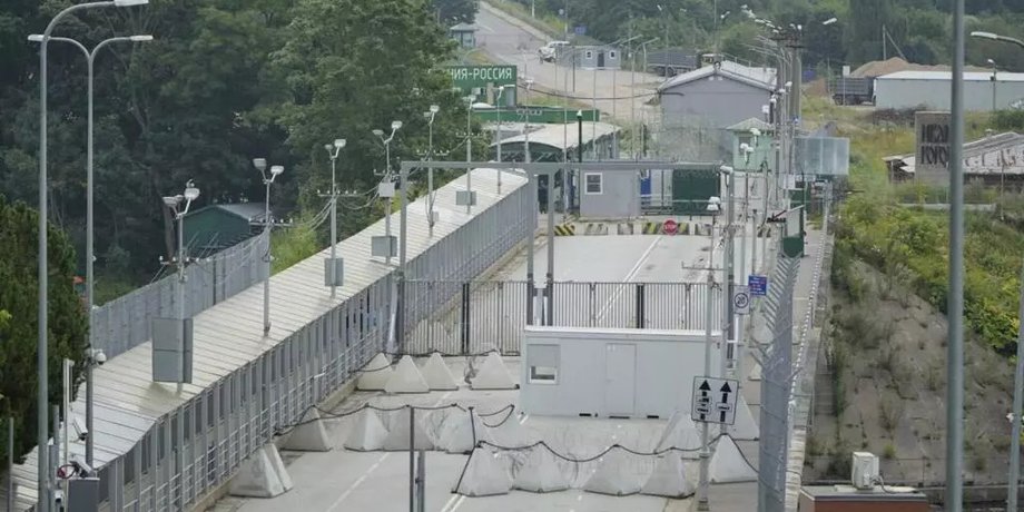 фото заблокированного перехода между Нарвой и Ивангородом