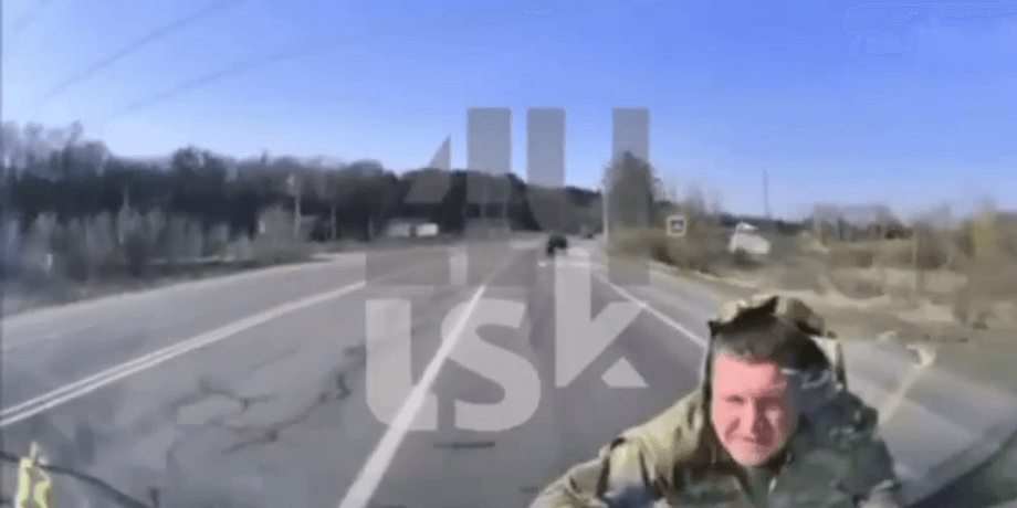 Посилення мобілізації в Україні — на Волині військовозобов'язаний прокотив на капоті військовослужбовця ТЦК