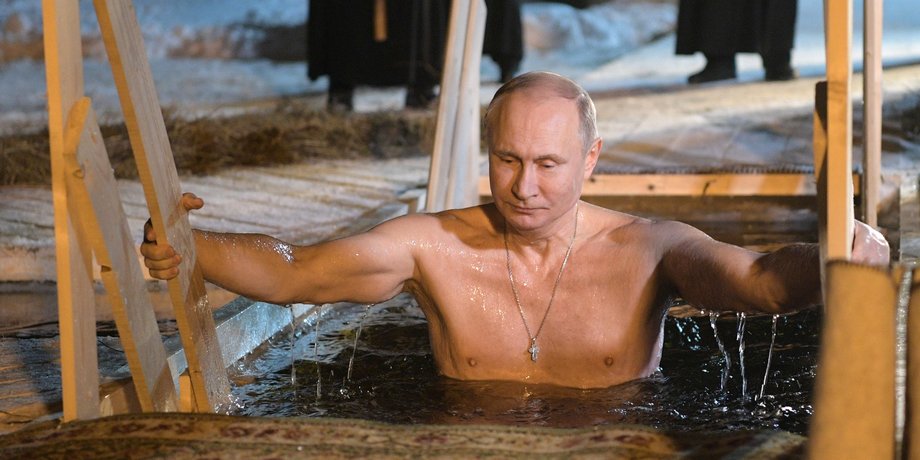 диктатор вилазить з-під води