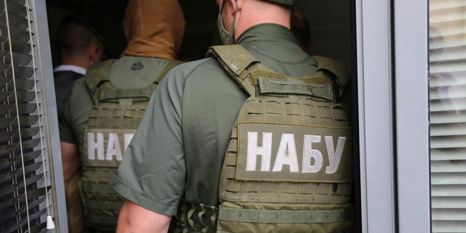 Оперативники НАБУ Трое оперативников НАБУ в бронежилетах